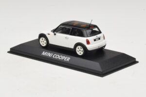 Mini Cooper S R53 Biały Z Czarnym Dachem Minichamps 1:43 MINI027 Metal — zdjęcie 3 z 4