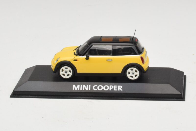 Mini Cooper S R53 Żółty Z Czarnym Dachem Minichamps 1:43 MINI031 Metal