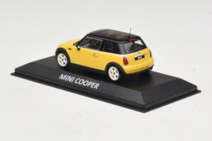 Mini Cooper S R53 Żółty Z Czarnym Dachem Minichamps 1:43 MINI031 Metal — zdjęcie 3 z 4