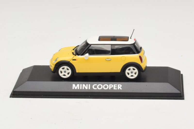 Mini Cooper S R53 Żółty Z Żółtym Panoramicznym Dachem Minichamps 1:43 Mini Cooper S R53 Żółty Z Żółtym Panoramicznym Dachem Minichamps 1:43 MINI029 Metal