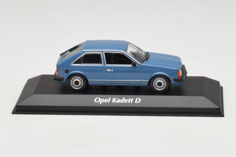 Opel Kadett D Niebieski Maxichamps 1:43 Opel Kadett D Niebieski Maxichamps 1:43 940044100 Metal