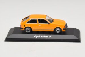 Opel Kadett D Pomarańczowy Maxichamps 1:43 940044101 Metal