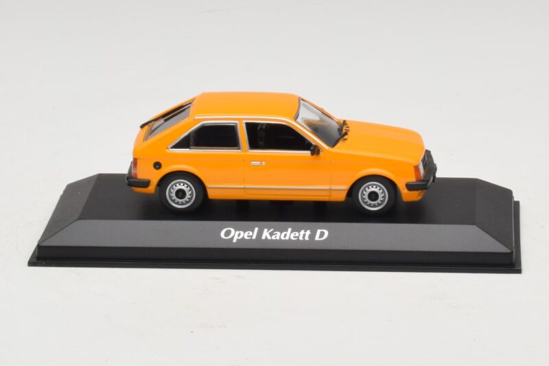Opel Kadett D Pomarańczowy Maxichamps 1:43 940044101 Metal
