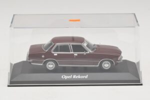 Opel Rekord D Ciemnoczerwony Maxichamps 1:43 940044000 Metal — zdjęcie 4 z 5