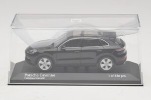 Porsche Cayenne Czarny Metalik Minichamps 1:43 410066301 Metal — zdjęcie 4 z 5