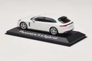 Porsche Panamera 971 4 E-Hybrid Biały Minichamps 1:43 WAP0207620H Metal — zdjęcie 3 z 5