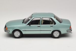 Renault 18 Jasnozielony MCG 1:18 MCG18596 Metal — zdjęcie 3 z 6