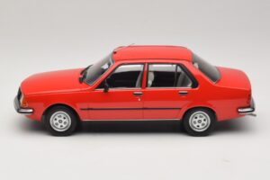 Renault 18 Czerwony MCG 1:18 MCG18595 Metal — zdjęcie 3 z 6
