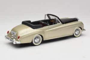 Rolls-Royce Silver Cloud II Srebrny Solido 1:18 8006 Metal — zdjęcie 2 z 6