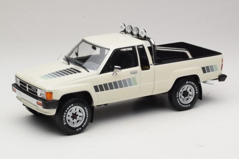 Toyota Hilux N50 Xtra Cab 4x4 Biały KK-Scale 1:18 KKDC181564 Metal
