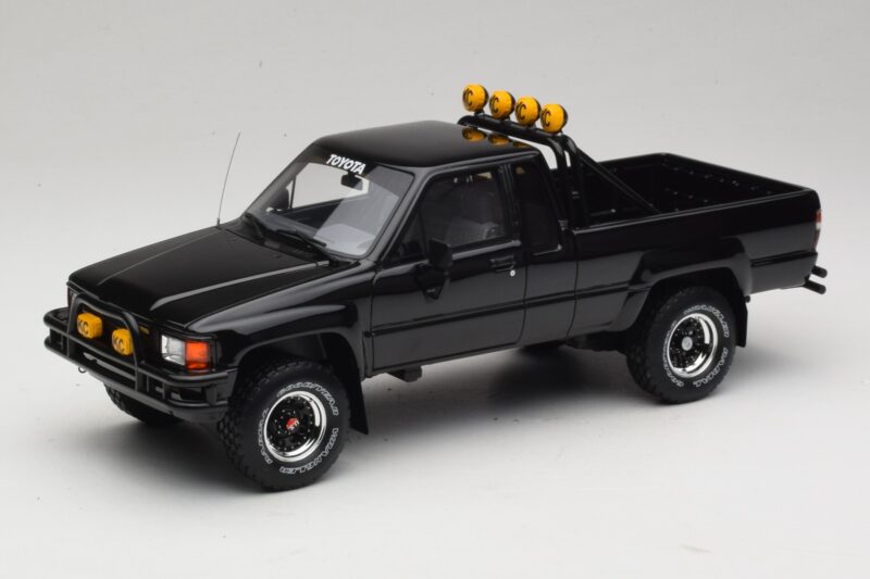 Toyota Hilux N60 SR5 Back to the Future II Czarny Połysk Otto 1:18 OT481 Żywica