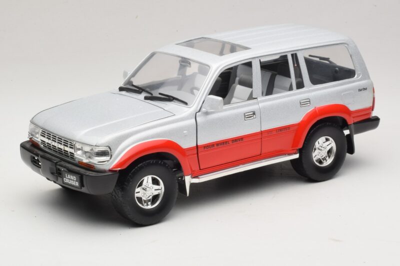 Toyota Land Cruiser J80 Srebrny Czerwony Road Legends 1:18 92098 Metal