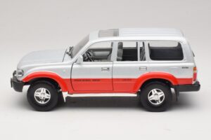 Toyota Land Cruiser J80 Srebrny Czerwony Road Legends 1:18 92098 Metal — zdjęcie 4 z 8