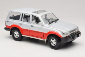 Toyota Land Cruiser J80 Srebrny Czerwony Road Legends 1:18 92098 Metal — zdjęcie 6 z 8