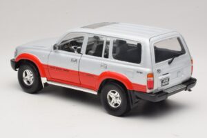 Toyota Land Cruiser J80 Srebrny Czerwony Road Legends 1:18 92098 Metal — zdjęcie 7 z 8