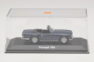 Triumph TR6 Ciemnoniebieski Maxichamps 1:43 940132570 Metal — zdjęcie 4 z 5