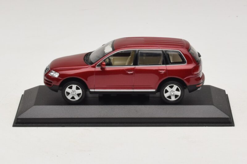 Volkswagen Touareg 7L Czerwony Minichamps 1:43 Volkswagen Touareg 7L Czerwony Minichamps 1:43 TOUAREG003 Metal