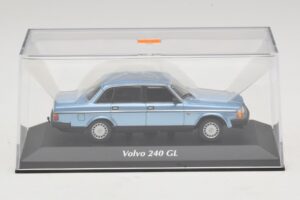 Volvo 240 GL Blue Metallic Maxichamps 1:43 940171400 Metal — zdjęcie 4 z 5