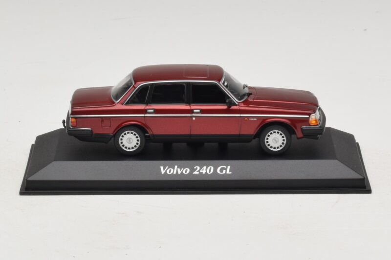 Volvo 240 GL Dark Red Metallic Maxichamps 1:43 Volvo 240 GL Dark Red Metallic Maxichamps 1:43 940171401 Metal