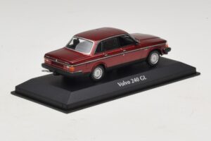 Volvo 240 GL Dark Red Metallic Maxichamps 1:43 940171401 Metal — zdjęcie 2 z 5