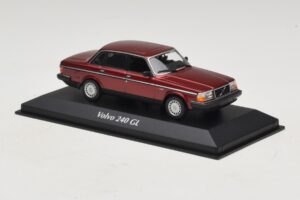 Volvo 240 GL Dark Red Metallic Maxichamps 1:43 940171401 Metal — zdjęcie 3 z 5